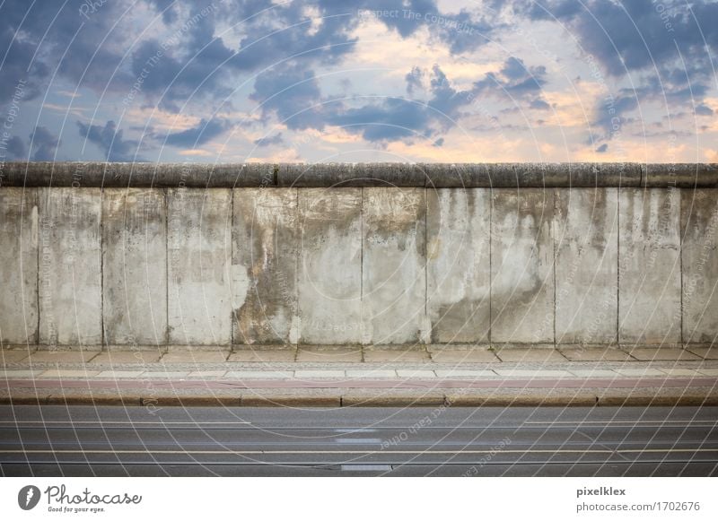 Berliner Mauer Stadt Hauptstadt Stadtzentrum Bauwerk Wand Sehenswürdigkeit Wahrzeichen Denkmal Straße Stein Beton alt bedrohlich dreckig hässlich historisch