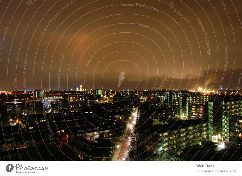 Amsterdam/Diemen Niederlande Stadt Stadtrand Haus Hochhaus Industrieanlage Turm hell Langzeitbelichtung Vorstadt Licht Farbfoto Außenaufnahme Abend