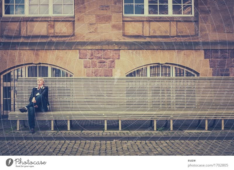 Reife Frau schiebt famose Gedanken auf die lange Bank Erholung Mensch feminin Senior Leben 1 45-60 Jahre Erwachsene Museum Stadt Platz Bauwerk Gebäude Denken