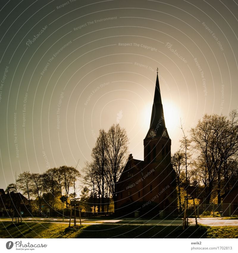 Richtung zeigen Wolkenloser Himmel Klima Schönes Wetter Wärme Baum Gras Bernsdorf Sachsen Deutschland Kleinstadt Haus Kirche Bauwerk Gebäude Architektur