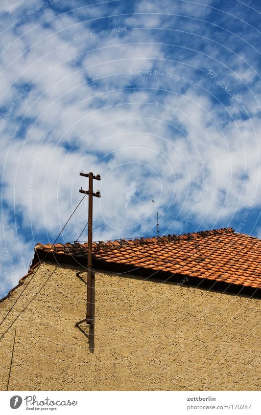 Unklare Perspektive Haus Gebäude Wand Dach Dachziegel Backstein Antenne Telefonleitung Kommunizieren Telekommunikation Tradition alt Verfall morbid Putz