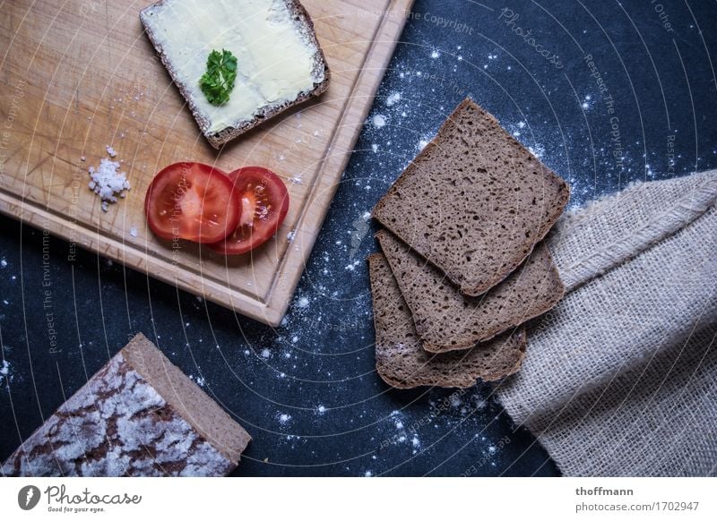 Brotzeit genießen Belegtes Brot Bütterken Vesper Kräuter & Gewürze Mehl Buttermesser Messer Schneidebrett Holz Holzbrett Untergrund dunkel Studioaufnahme