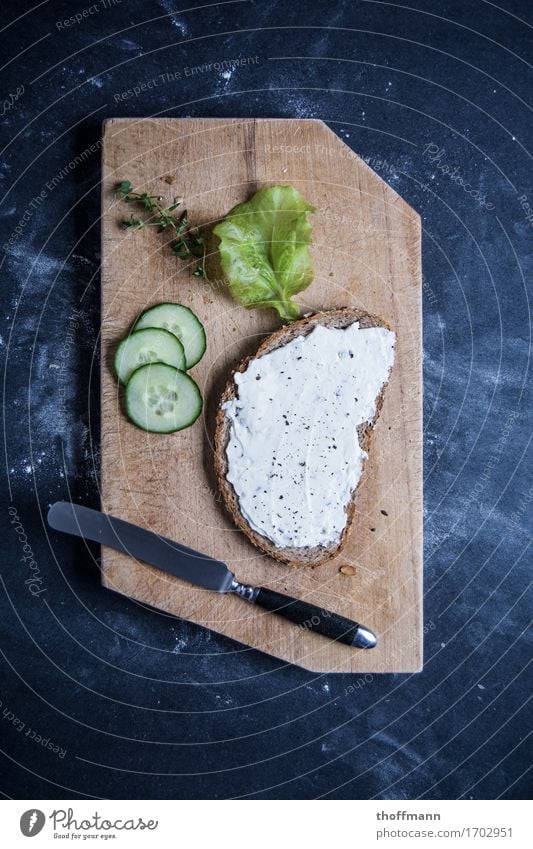 Bütterken Belegtes Brot Vesper Gurke Salat Kräuter & Gewürze Kochsalz Pfeffer Mehl Buttermesser Messer Schneidebrett Holz Holzbrett Untergrund dunkel