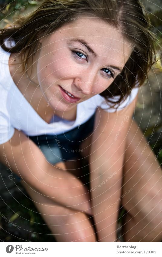 natural Farbfoto Außenaufnahme Textfreiraum unten Schwache Tiefenschärfe Porträt Blick Blick in die Kamera Blick nach oben elegant Haare & Frisuren harmonisch