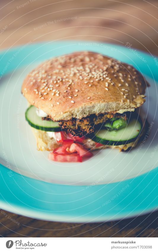 vegetarischer burger Lebensmittel Joghurt Gemüse Teigwaren Backwaren Brot Brötchen Sesam Tomate Gurke Gurkenscheibe Kichererbsen Ernährung Essen Mittagessen