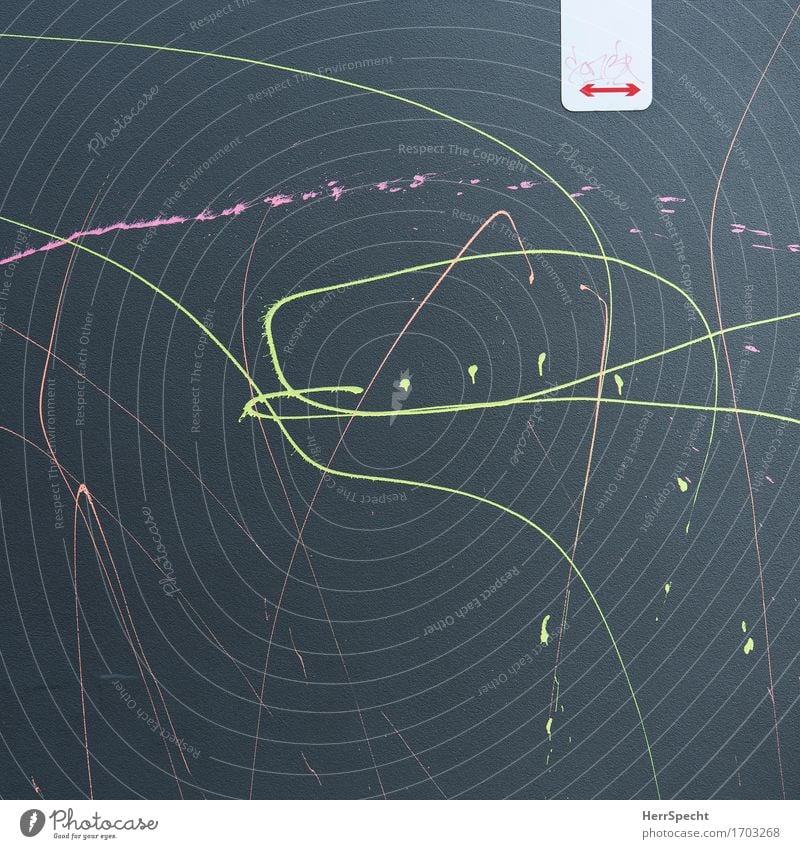 <-----> Bauwerk Mauer Wand Fassade Verkehrszeichen Graffiti trashig mehrfarbig Farbspritzer Linie Halteverbot Parkverbot Kunstwerk Straßenkunst Murial spritzen