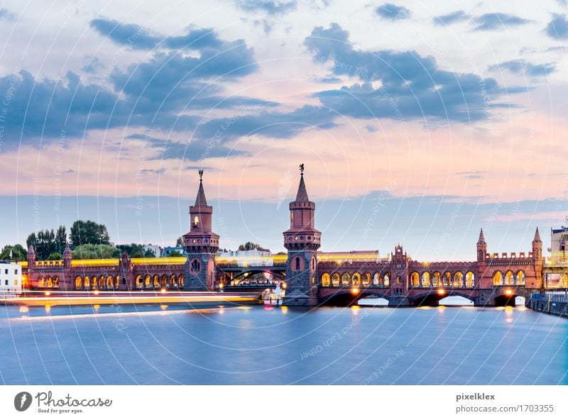 Oberbaumbrücke mit U-Bahn und Boot bei Nacht Ferien & Urlaub & Reisen Tourismus Sightseeing Städtereise Wasser Wolken Sonnenaufgang Sonnenuntergang Fluss Spree