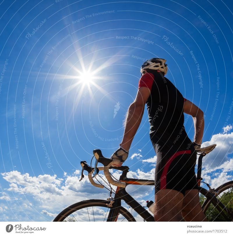 Straßenradfahrer, der auf seinem Fahrrad stillsteht Lifestyle Freude Erholung Freizeit & Hobby Ferien & Urlaub & Reisen Abenteuer Freiheit Sommer Sonne Sport