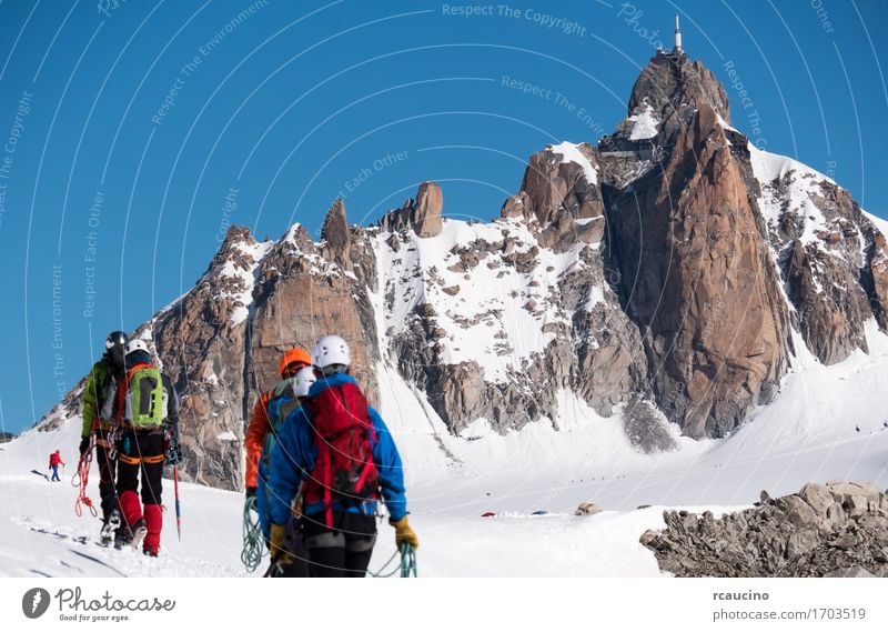 Nadel des Midi und Bergsteiger. Mont Blanc Chamonix, Frankreich Ferien & Urlaub & Reisen Tourismus Abenteuer Expedition Winter Schnee Berge u. Gebirge wandern