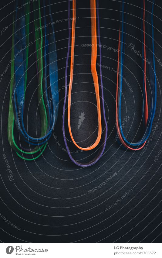 Detail Schuss von Widerstandsbändern. Körper Wellness Sport Menschengruppe Band Fitness stark Kraft Farbe Crossfit elastisch Gerät üben passen Sporthalle