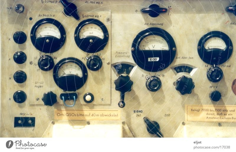 Schalttafel Schaltpult historisch Spielkonsole Drehschalter Telekommunikation Radio Anzeige