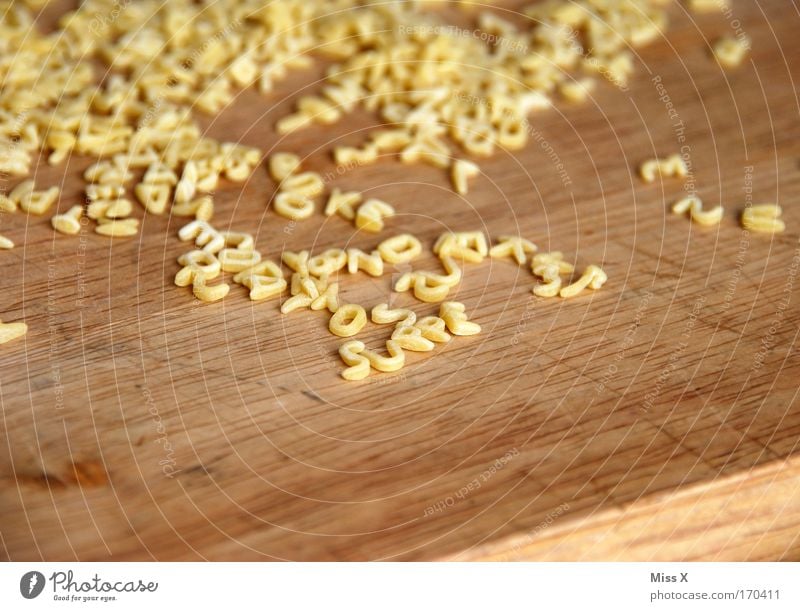 suppe Farbfoto Gedeckte Farben Detailaufnahme Schwache Tiefenschärfe Lebensmittel Teigwaren Backwaren Ernährung Abendessen Vegetarische Ernährung Holz Zeichen