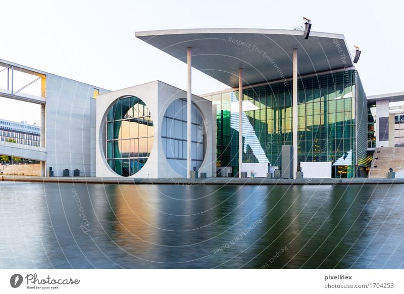 Kanzleramt bei Sonnenuntergang Tourismus Städtereise Wasser Sonnenaufgang Flussufer Spree Berlin Deutschland Stadt Hauptstadt Haus Gebäude Architektur Fassade