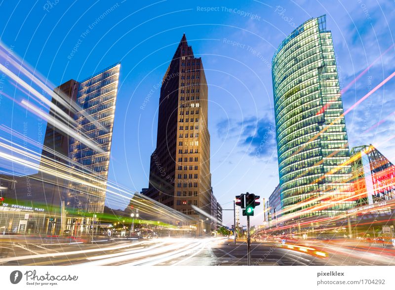 Potsdamer Platz bei Nacht mit Lichtspuren Reichtum Tourismus Sightseeing Städtereise Nachtleben ausgehen Berlin Deutschland Stadt Hauptstadt Stadtzentrum Haus