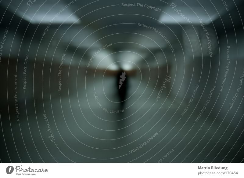 Der Blockmann maskulin Mann Erwachsene 1 Mensch Menschenleer Tunnel Parkhaus Beton bedrohlich dunkel gruselig kalt nachhaltig unten schwarz Stimmung träumen Tod