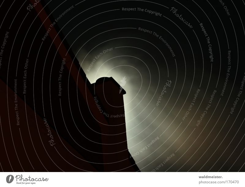 Schornstein und Mond Farbfoto Außenaufnahme Menschenleer Textfreiraum links Textfreiraum rechts Textfreiraum oben Nacht Silhouette Haus & Häuser Abgas Dach