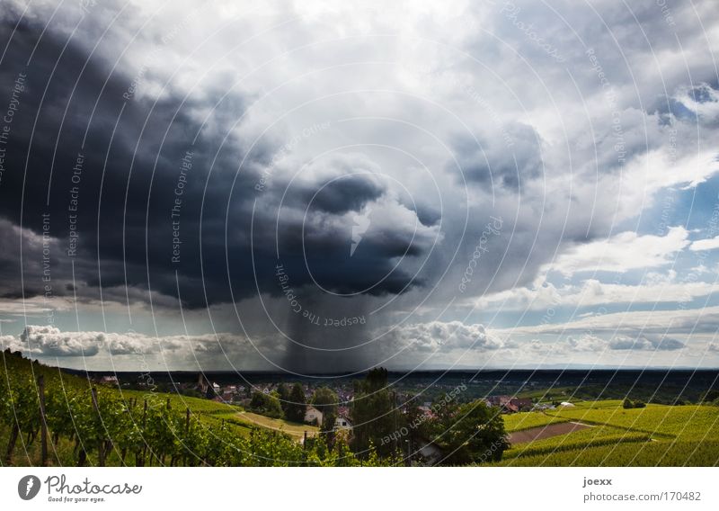 Wolkenbruch Farbfoto Außenaufnahme Panorama (Aussicht) Landschaft Urelemente Luft Himmel Gewitterwolken Unwetter Wind Regen Dorf Stadt Aggression blau grau grün