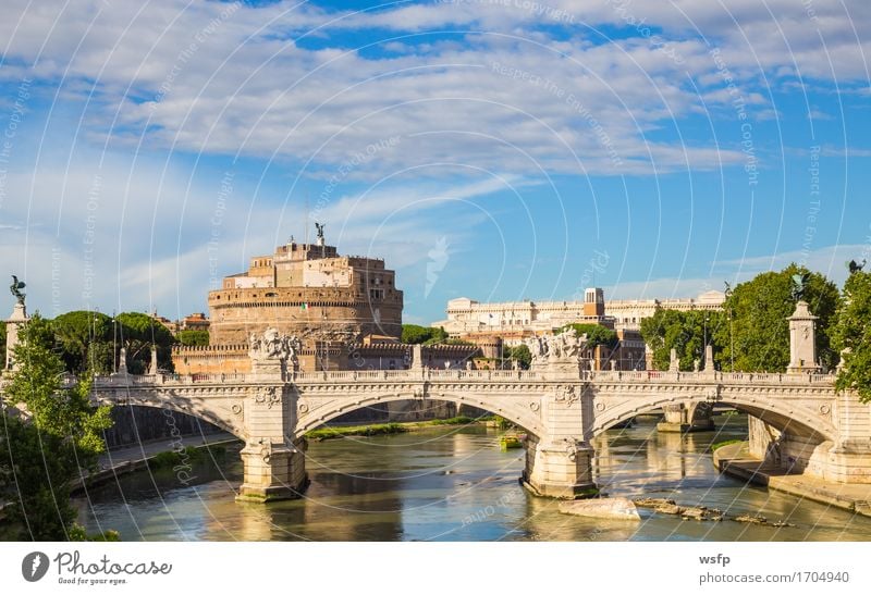 Engelsburg mit Brücke bei Tag und blauem Himmel Tourismus Burg oder Schloss Architektur historisch Castel Sant’Angelo Mausoleo di Adriano Rom Tiber geschichte