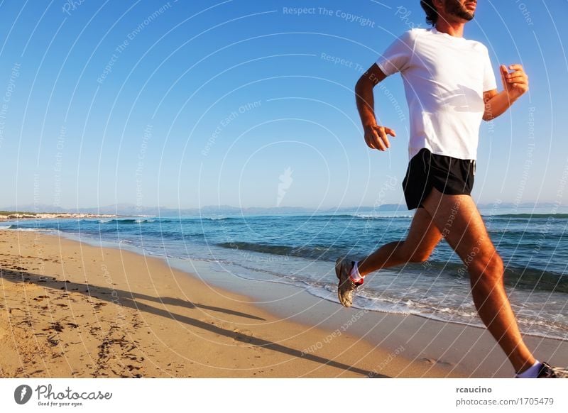 Mann, der bei Sonnenuntergang auf einem sandigen Strand an einem sonnigen Tag läuft Lifestyle Körper Erholung Ferien & Urlaub & Reisen Sommer Meer Sport Joggen