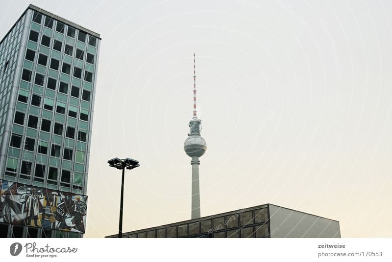 entschleunige bitte! Farbfoto Außenaufnahme Menschenleer Textfreiraum rechts Hintergrund neutral Dämmerung Weitwinkel Sightseeing Städtereise Wolkenloser Himmel