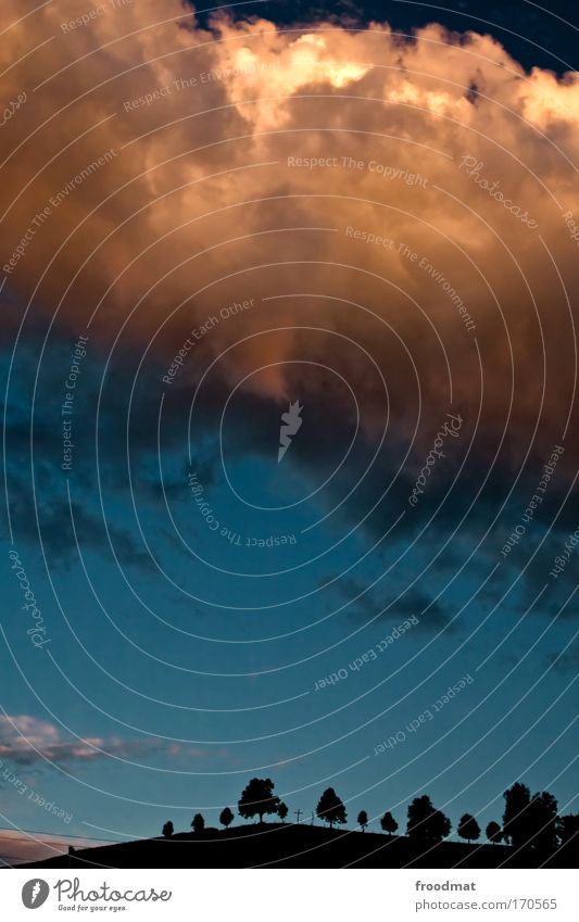 kreuzfeuer Farbfoto mehrfarbig Außenaufnahme Menschenleer Abend Dämmerung Sonnenlicht Weitwinkel Natur Landschaft Wolken Gewitterwolken Klima Klimawandel