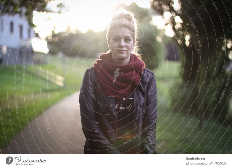 Drei Mensch feminin Junge Frau Jugendliche Erwachsene 1 18-30 Jahre Wege & Pfade Mode blond beobachten genießen Lächeln Coolness Gelassenheit Neugier Farbfoto