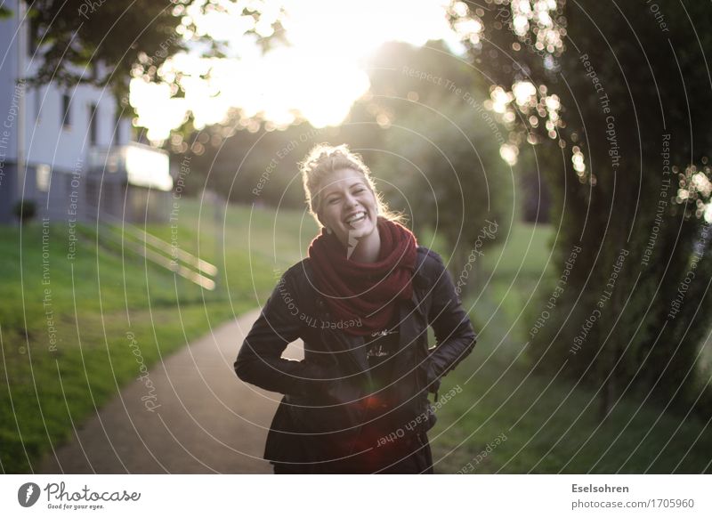 Zwei Mensch feminin Junge Frau Jugendliche Erwachsene 1 18-30 Jahre Park Wege & Pfade blond lachen leuchten authentisch frei Fröhlichkeit schön lustig Freude