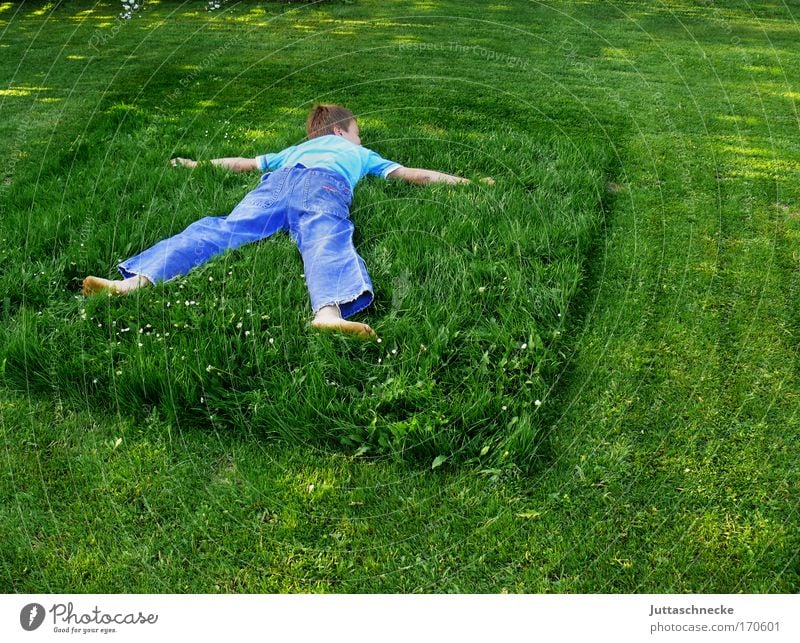 Nur über meine Leiche Junge Kind liegen schützen Umweltschutz Gras Rasen Garten mähen Rest retten Umweltschützer ausgestreckt grün Frieden friedlich harmonisch