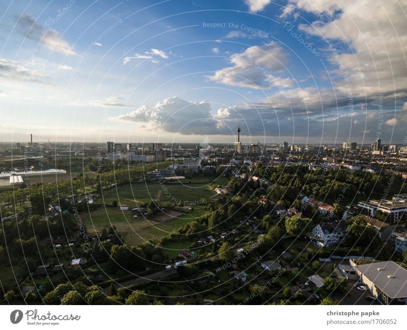 80m ü. NN Natur Landschaft Schönes Wetter Düsseldorf Stadt Stadtrand Skyline Ferne Großstadt drohne drohnenbild multikopter Farbfoto Außenaufnahme Luftaufnahme