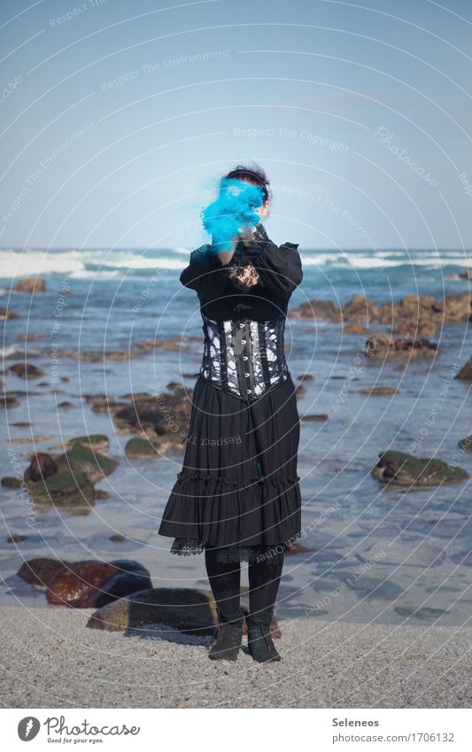 blauer Nebel Frau Wasser Strand Meer Küste Ufer Stein Felsen Horizont Wolkenloser Himmel Natur Landschaft Sommer Wellen Außenaufnahme Farbfoto reisen Sand Bucht