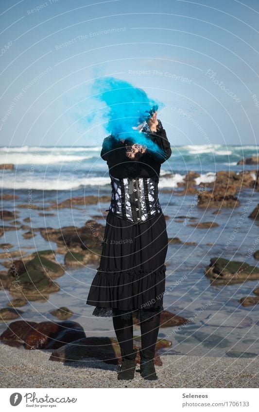 Abrakadabra Ferne Freiheit Mensch feminin Frau Erwachsene 1 Rockabilly Umwelt Natur Wasser Himmel Wolkenloser Himmel Horizont Felsen Wellen Küste Meer Kleid