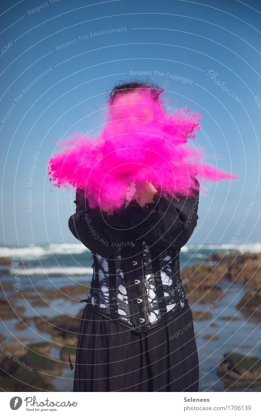 Treffer Freizeit & Hobby Spielen Mensch Frau Erwachsene 1 Umwelt Natur Horizont Wellen Küste Meer Kleid Korsett rosa Holi Mehl Farbfoto mehrfarbig Außenaufnahme