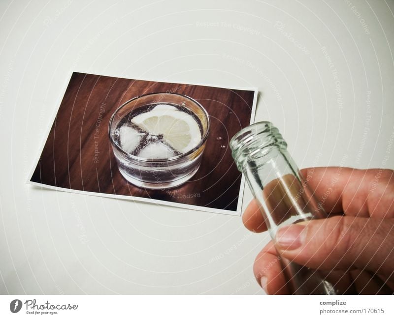 Erfrischung Farbfoto Gedeckte Farben Getränk trinken Erfrischungsgetränk Trinkwasser Glas Gesundheit Hand 1 Mensch Mineralwasser Wasserglas Männerhand