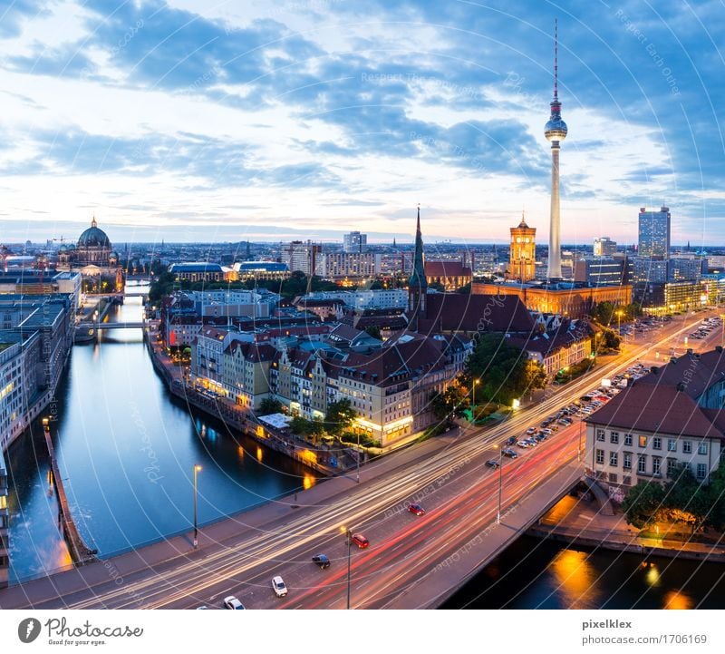 Skyline Ferien & Urlaub & Reisen Tourismus Städtereise Nachtleben Fluss Spree Berlin Deutschland Stadt Hauptstadt Stadtzentrum Haus Hochhaus Bankgebäude Kirche