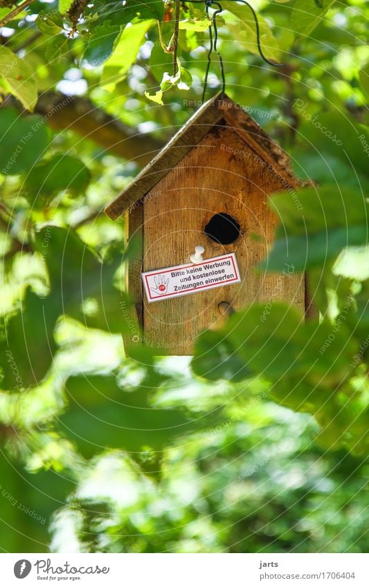 werbeverweigerer Baum Blatt Garten Park Haus Hütte Häusliches Leben Vogelhaus Futterhäuschen Holzhaus Farbfoto Außenaufnahme Menschenleer Textfreiraum oben