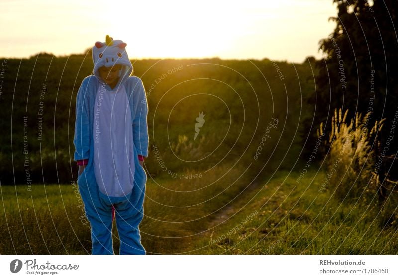 Einhornkostüm Lifestyle Stil Mensch feminin Junge Frau Jugendliche 1 18-30 Jahre Wiese Landschaft Natur Umwelt Erwachsene Wege & Pfade Kostüm Karnevalskostüm