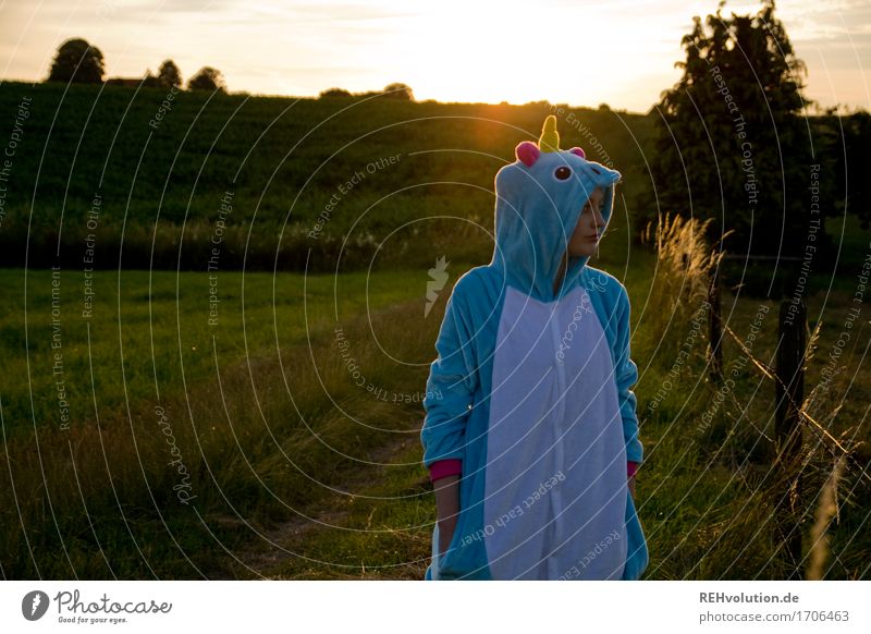 flauschiges | Einhorn Karneval Mensch feminin Junge Frau Jugendliche 1 18-30 Jahre Erwachsene Umwelt Natur Landschaft Wiese Feld Wege & Pfade beobachten träumen