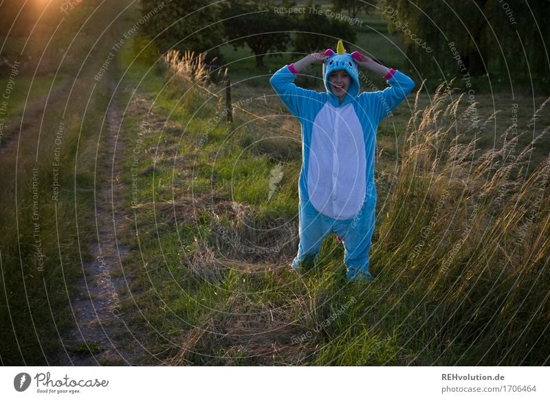 künstlich | Einhorn Mensch feminin Junge Frau Jugendliche 1 18-30 Jahre Erwachsene Umwelt Natur Landschaft Gras Wiese Feld Anzug stehen außergewöhnlich exotisch