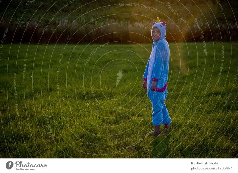 Alexa | Einhorn Freizeit & Hobby Mensch feminin Junge Frau Jugendliche 1 18-30 Jahre Erwachsene Umwelt Natur Landschaft Pflanze Gras Wiese Feld stehen Coolness