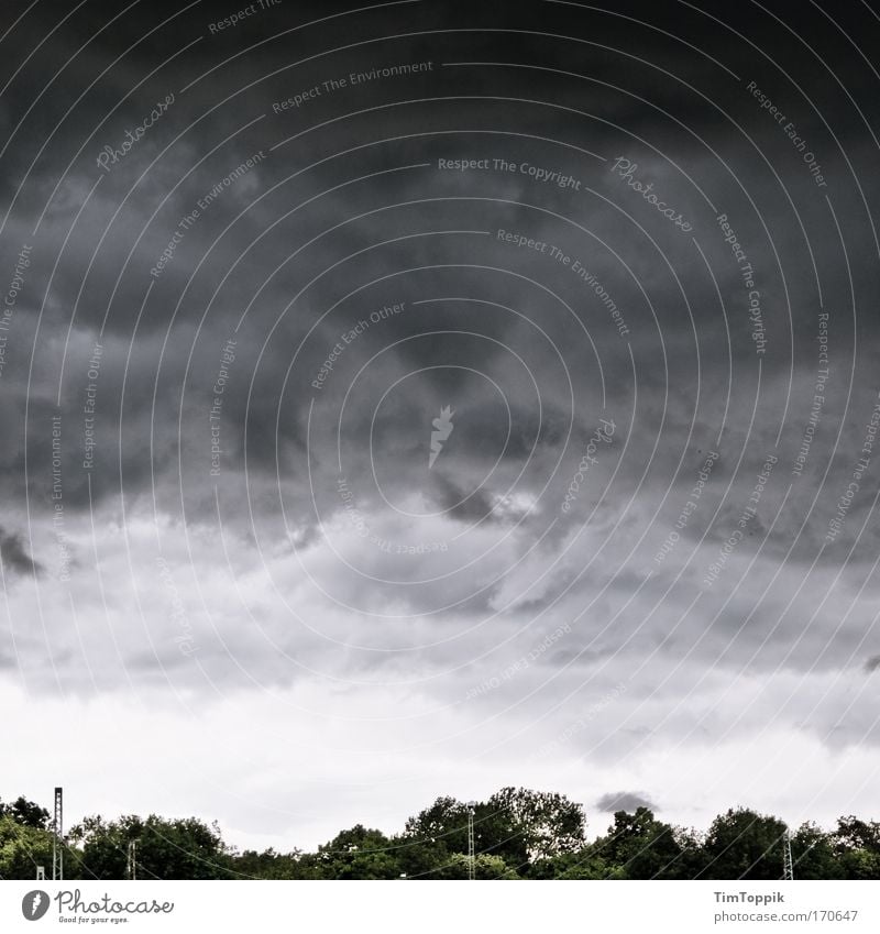 Vor dem Sturm Außenaufnahme Weitwinkel Umwelt Natur Landschaft Himmel Wolken Gewitterwolken schlechtes Wetter Unwetter Regen Eis Frost bedrohlich