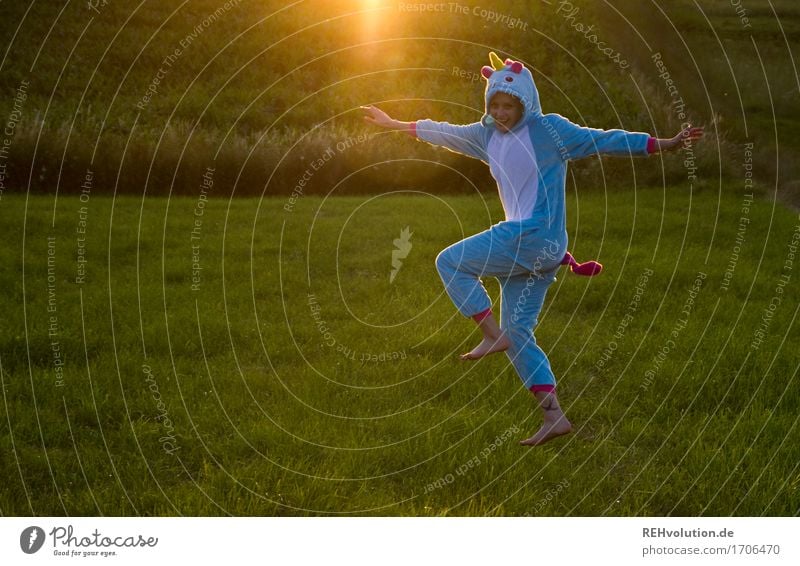 tanzendes Einhorn in der Abendsonne Ausflug Abenteuer Freiheit Sommer Karneval Mensch feminin Junge Frau Jugendliche 1 18-30 Jahre Erwachsene Umwelt Natur