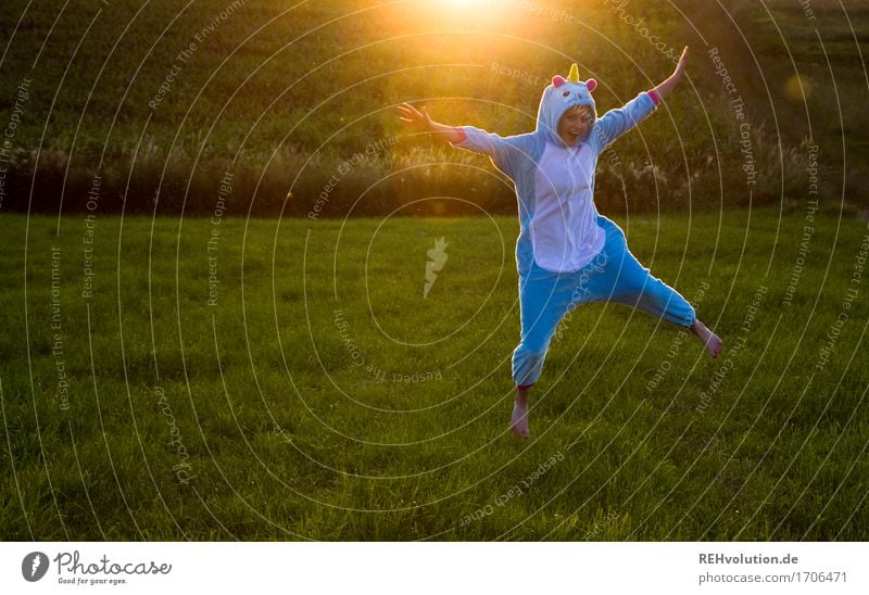 begeistertes einhorn Mensch feminin Junge Frau Jugendliche 1 18-30 Jahre Erwachsene Umwelt Natur Landschaft Sonne Sommer Wiese Feld Bekleidung Anzug Fell