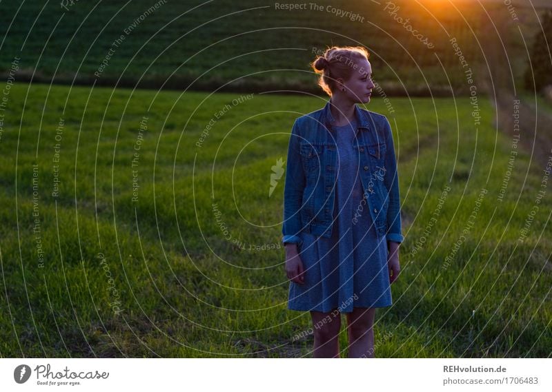 Alexa | im Abendlicht Mensch feminin Junge Frau Jugendliche 1 18-30 Jahre Erwachsene Umwelt Natur Landschaft Sonnenaufgang Sonnenuntergang Sonnenlicht Sommer