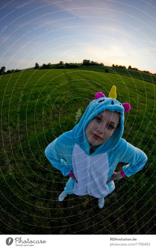 Alexa | Fisheye-Einhorn Mensch feminin Junge Frau Jugendliche Erwachsene 1 18-30 Jahre Umwelt Natur Landschaft Himmel Horizont Sommer Wiese Feld Lächeln stehen