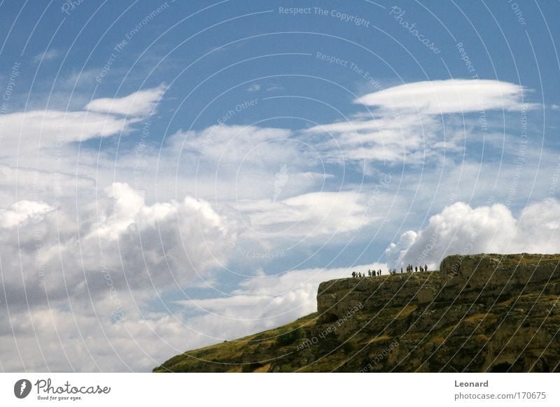 Farbfoto Außenaufnahme Tag Kontrast Sonnenlicht Starke Tiefenschärfe Zentralperspektive Panorama (Aussicht) Ausflug Sightseeing Berge u. Gebirge wandern Mensch