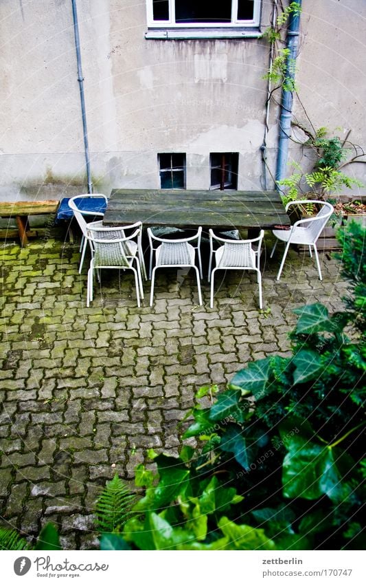 Stuhlkreis Tisch Möbel stuhlkreis Sitzung Verabredung Besprechung zusammentreffen Mahlzeit Ernährung Hof Hinterhof Haus hinterhaus friedenau leer