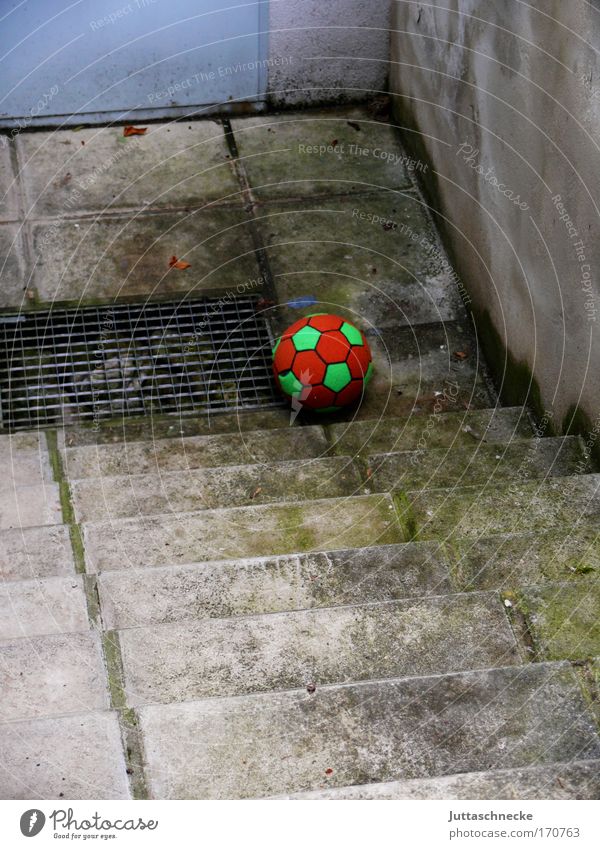 Verloren und vergessen Ball Treppe Stiege Spielzeug verloren vergessen weggerollt rollen wegrollen Kindheit unten Gitter Beton Keller rot grün grau Spielen