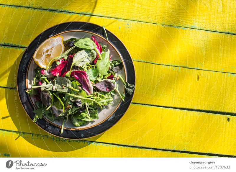 Frühlingssalat aus Baby Spinat, Kräutern, Rucola und Salat Gemüse Kräuter & Gewürze Essen Vegetarische Ernährung Diät Teller Sommer Garten Blatt Holz frisch