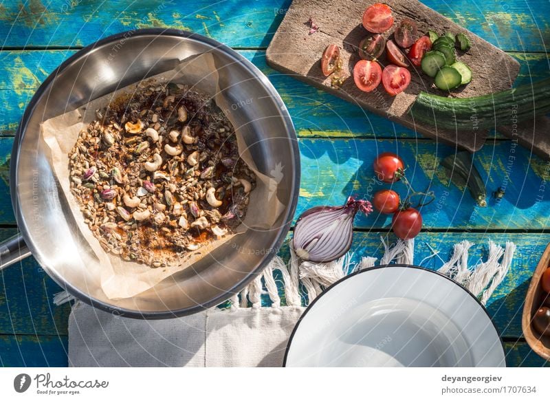 Salat mit Tomaten, Gurken, Zwiebeln und karamellisierten Nüssen Fleisch Gemüse Abendessen Vegetarische Ernährung Diät Teller Schalen & Schüsseln Pfanne Blatt