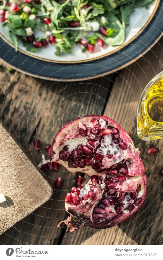 Grüner Salat mit Granatapfel, Manna Croup, Zwiebel Käse Gemüse Ernährung Essen Mittagessen Abendessen Vegetarische Ernährung Diät Teller Schalen & Schüsseln